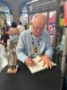 Podpisování knihy / Firmando del libro