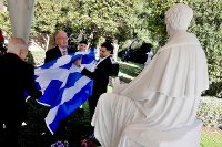 Odhalení sochy lorda Byrona v athénské čtvrti Kifisia 