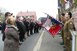 Cérémonie h ’ hommage auprès de la plaque commémoratiave sur le site de l ’ ancien quartier général de brigade tchécoslovaque à Wormhout .