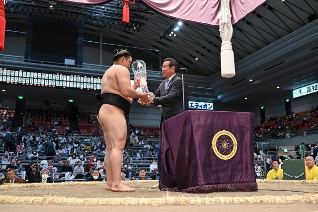 土俵上で霧馬山関にチェコ杯を渡す葛村名誉領事