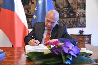 A. Gurría se zapisuje do pamětní knihy Úřadu vlády