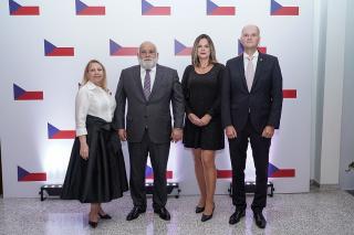 Velvyslanec Petr Kaván v doprovodu manželky Martiny s generálním honorárním konzulem José Breou a manželkou Angelou López 