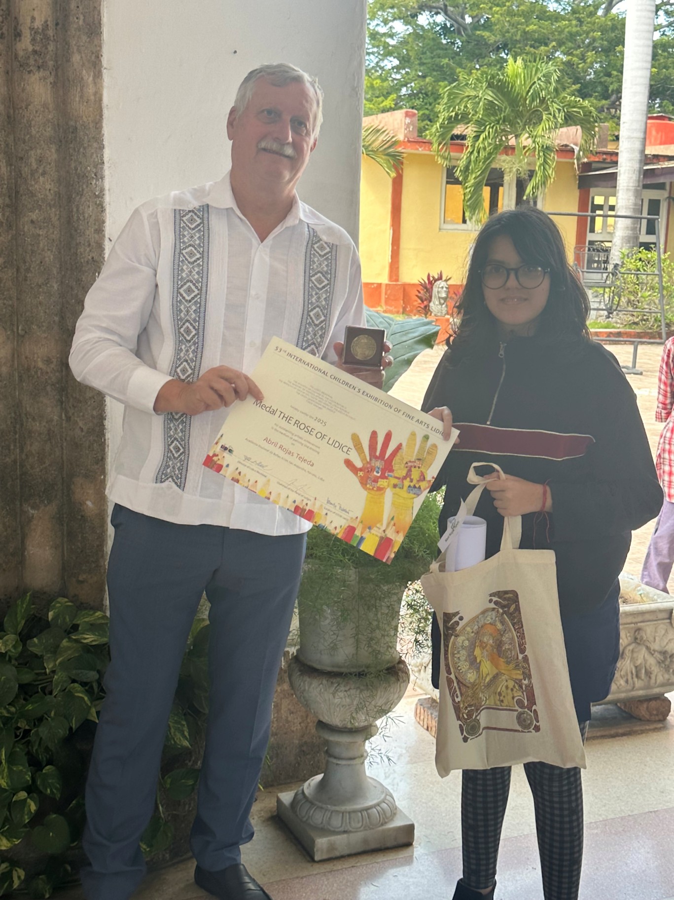 Velvyslanec Kubánek předal medaili Lidická růže