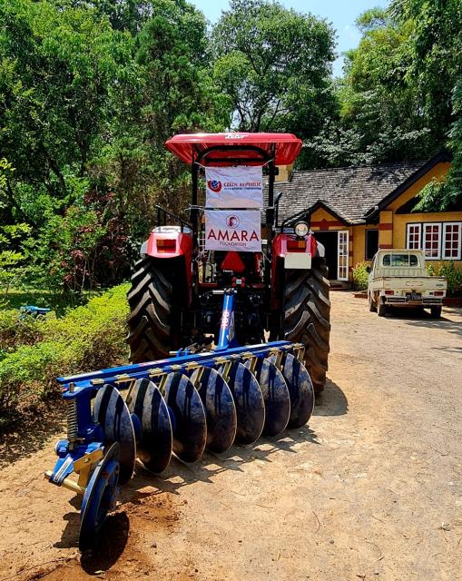 Český traktor pořízený v rámci malého lokálního projektu nadace Amara