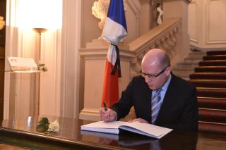 Le Premier ministre de la République tchèque Monsieur Bohuslav Sobotka signe le livre de condoléances.