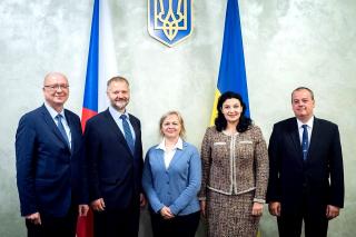 Čeští senátoři z Výboru pro záležitosti EU navštívili Donbas a Kyjev