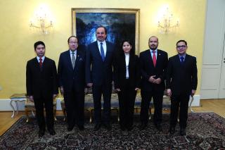 Ministr Jan Kohout, velvyslanec Thajska Vitavas Srivihok, velvyslanec Indonésie Emeria Wilujeng Amir Siregar, chargé d'affaires Vietnamu Hoang Thuy Duong, chargé d'affaires Filipín Juan Jr. Dayang, chargé d'affaires Malajsie Nik Muhammad Nik Daud