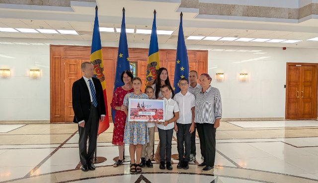 Chargé d'affaires Adam Piňos s vítězným týmem a jeho doprovodem