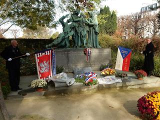 Monument aux soldats tchécoslovaques et les drapeaux historiques de Sokol de paris et de l’association Volontaires tchécoslovaques en France.