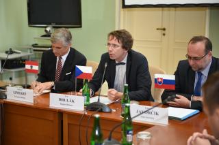Náměstek Petr Drulák se státními tajemníky Rakouska a Slovenska