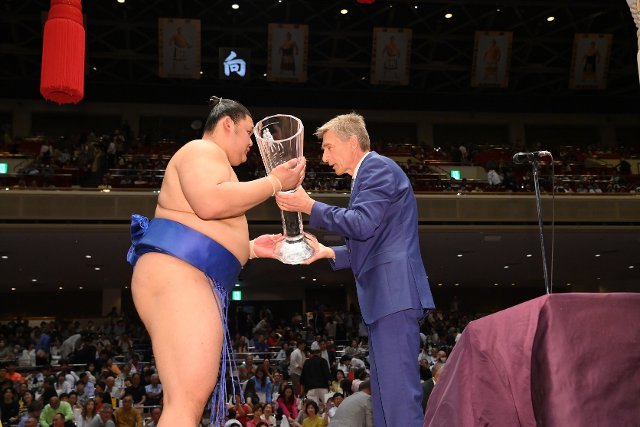 Ambassador handed over the Czech Cup to the winner of the May Grand Sumo Tournament. 