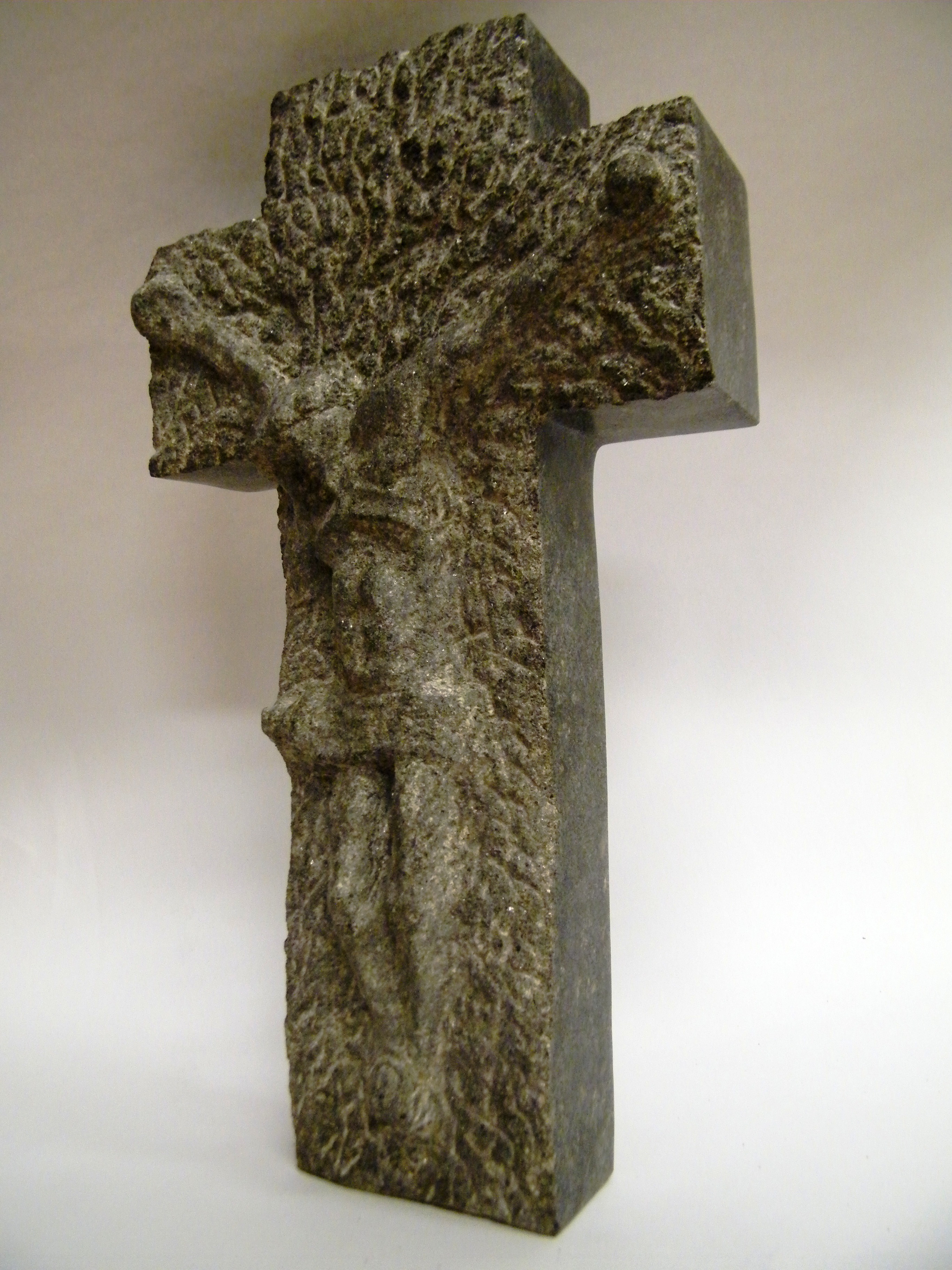 kříž ze šumavského dioritu