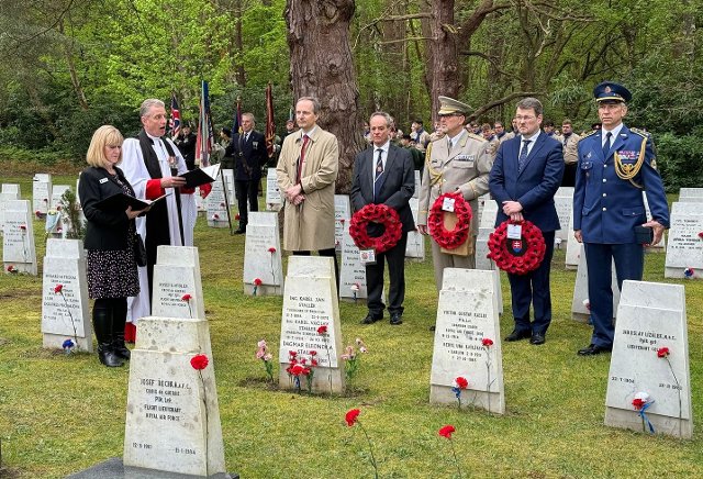 Tradiční vzpomínka na hřbitově v Brookwoodu