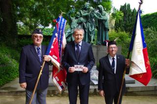 Před památníkem československých legionářů na hřbitově Père Lachaise. 