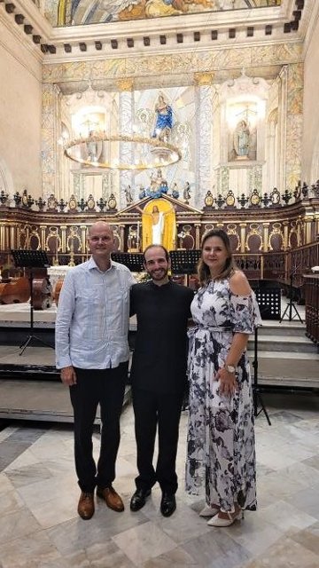 Velvyslanec Petr Kaván s manželkou a dirigentem orchestru