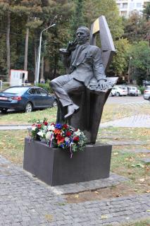 Položení kytic u sochy Václava Havla v Tbilisi u příležitostí 100. založení Československa