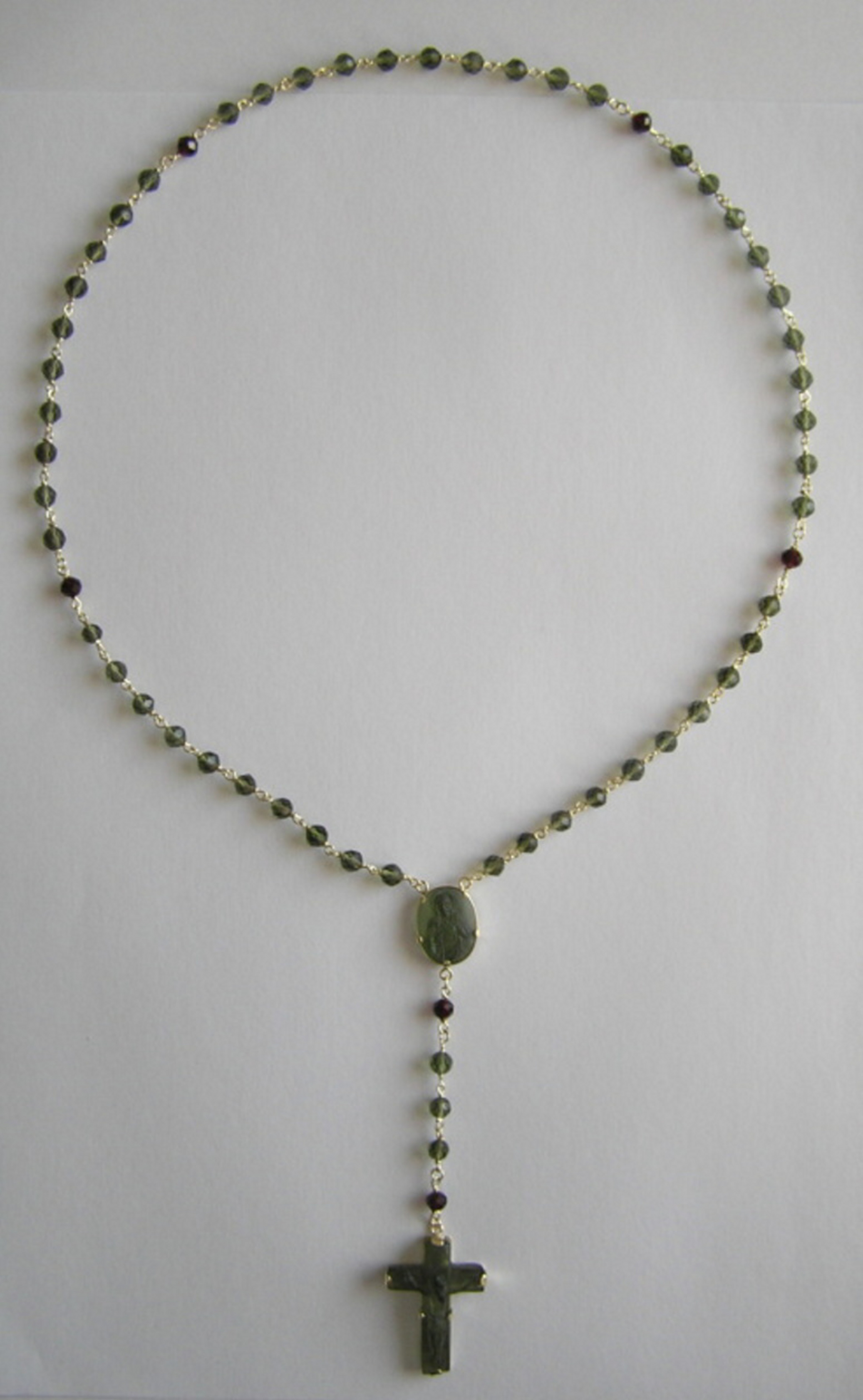 růženec z vltavínů