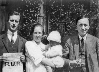 Fotografie K. Čapka s rodinou O. Vočadla v Anglii v roce 1924, Karel Čapek drží v ruce figurku robota