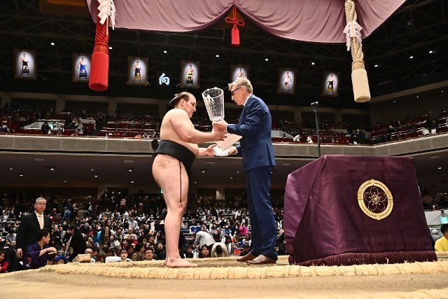 チェコ大使が大相撲初場所の優勝力士に友好杯を授与
