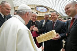 Papa Francesco riceve la Budweiser Budvar 