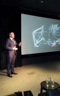 Velvyslanec L. Sečka zahajuje představení Infinitus Prime tVR, nejvyspělejších brýlí pro virtuální realitu, které vyvinul britsko-český joint venture Infinitus Global  
