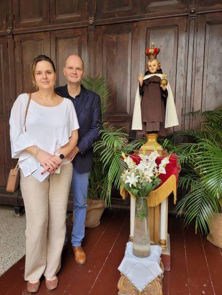 Embajador Petr Kaván y su esposa en la Iglesia del Carmen