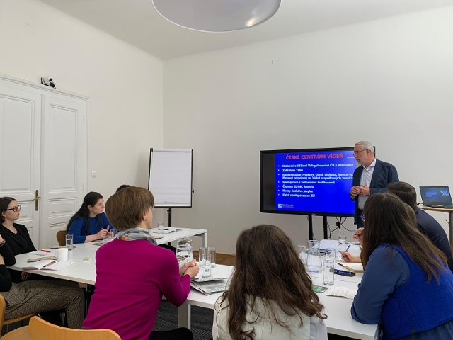 Budoucí diplomaté navštívili české velvyslanectví ve Vídni