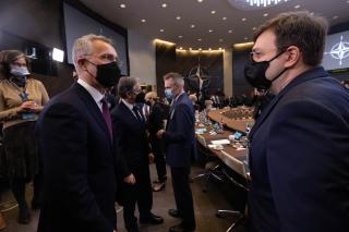 Ministři zahraničí NATO potvrdili v Bruselu jednotný postoj proti ruské agresi