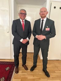 Vrchní ředitel Tomáš Kuchta a velvyslanec Matt Field