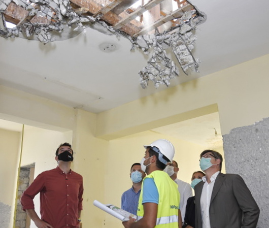 Mayor of Tirana (left) and representative of the Czech Embassy (right) check the scope of damage 