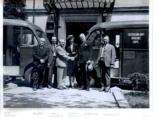 Aleš Hrdlička (první zleva) se sanitkami určenými pro naše jednotky ve Velké Británii a odeslanými v roce 1941