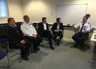 Policejní prezident ČR genmjr. Tomáš Tuhý během briefingu na Oddělení parlamentní a diplomatické ochrany Metropolitní policie      Delegace PČR v Historickém muzeu Metropolitní policie       Genmjr. Tomáš Tuhý se zastupujícím vrchním komisařem Scotland Yardu Craigem Mackeym      Policejní prezident ČR Tomáš Tuhý a velvyslanec Libor Sečka s oceněným policistou Petrem Torákem 