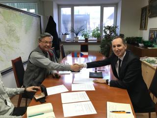 Адра Монголиа байгууллагын захирал ноён Мөнх Жаргалтай Орон нутгийн жижиг төслийн гэрээнд гарын үсэг зурж буй