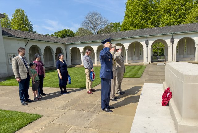 Slavnostní ceremoniál v památníku RAF v Runnymede