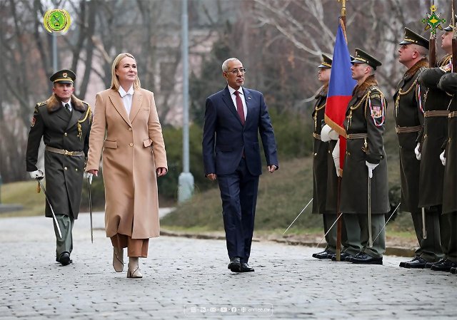 Pan Hanana Ould Sidi a paní Jana Černochová. 