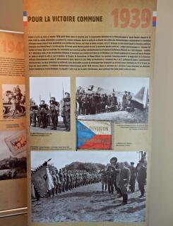 Část výstavy o historii československé armády v Agde.