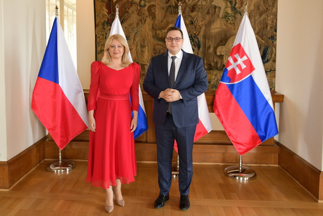 Ministr Lipavský předal slovenské prezidentce Čaputové ocenění během Prague European Summit 