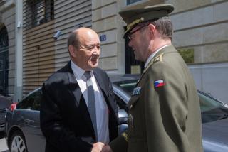    Monsieur Jean-Yves Le Drian. ministre de la Défense de la République française et général Jaroslav Malý, Attaché de défense de l´Ambassade de la République tchè   que. 