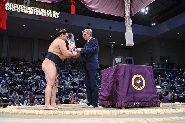 Předání poháru vítězi Grand Sumo Tournament.