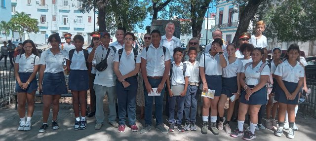 Embajador Kubánek con los ganadores del concurso de artes plásticas
