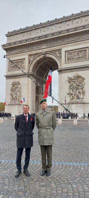 Ceremonie u Vítězného oblouku - vv Jaroslav Kurfurst v doprovodu plk. Jaroslava Petera