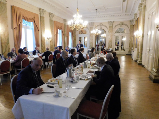CZ PRES: pracovní snídaně výkonného ředitele skupiny KBC J. Thijse s HoMs