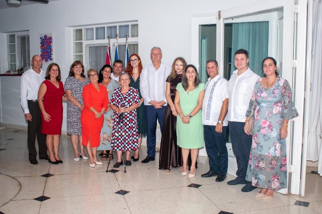 El equipo de la embajada