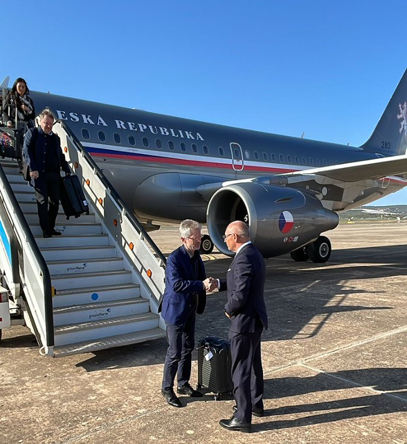 Embajador Libor Sečka da la bienvenida al presidente del Senado. 