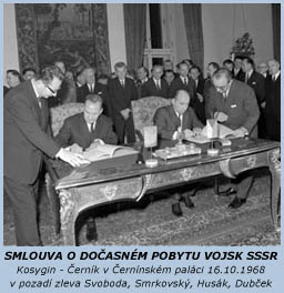 Podpis smlouvy o dočasném pobytu vojsk SSSR. Kosygin-Černík v Černínském paláci 16.10.1968. V pozadí stojí Svoboda, Smrkovský, Husák, Dubček aj. foto: ČTK