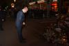 Le Premier Ministre Monsieur Bohuslav Sobotka rend hommage aux victimes des attaques terroristes devant le Bataclan.
