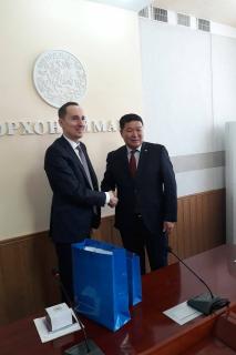 Velvyslanec Jiří Brodský spolu s guvernérem provincie Orchon panem D. Batlutem 