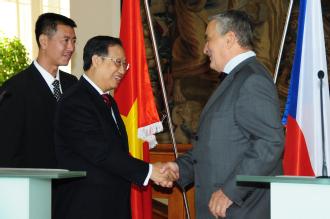 Karel Schvarzenberg a Pham Gia Khiem