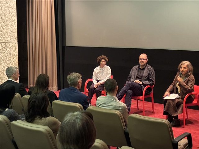 Beseda s režisérem filmu "Zátopek" p. Davidem Ondříčkem a herečkou v hlavní roli pí Marthou Issovou./ Discussion with the director of the film "Zátopek" Mr. David Ondříček and the leading actress Ms. Martha Issová.