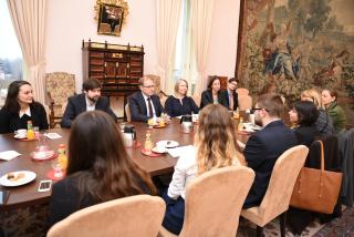 NM Šrámek se stipendisty programů RFE/RL